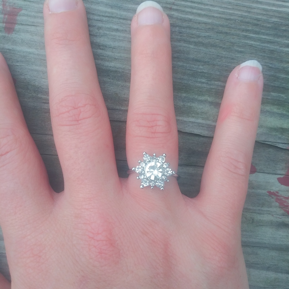Beautiful winter snowflake ring size 7